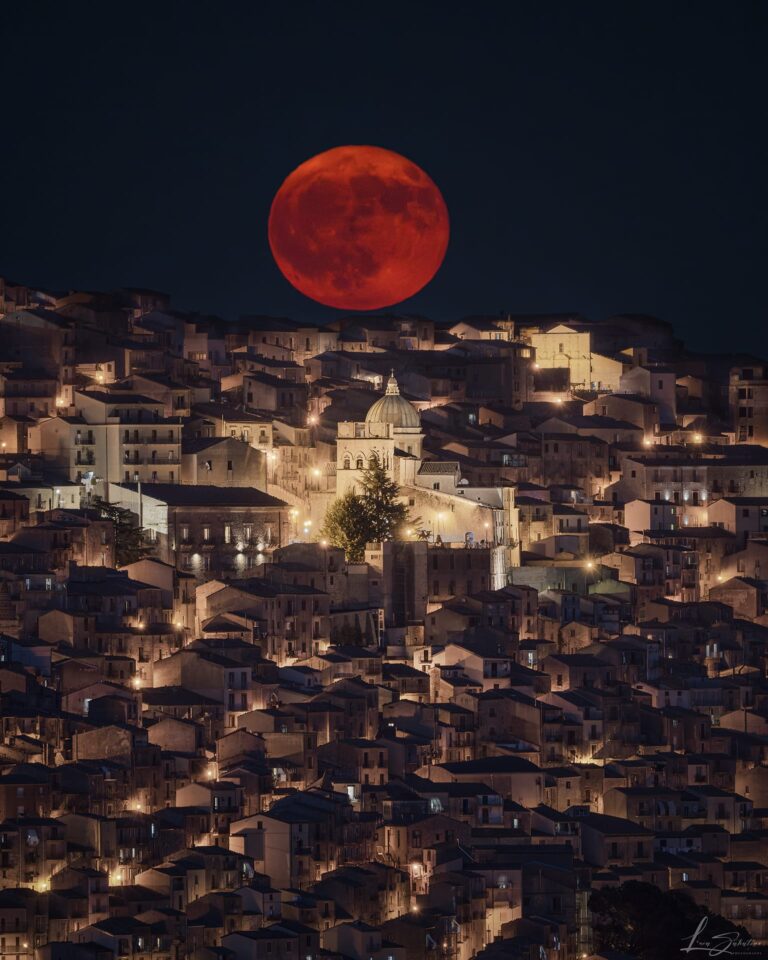 Gangi sotto la Luna dello Storione: il plenilunio di agosto avvolge il borgo in un’atmosfera magica