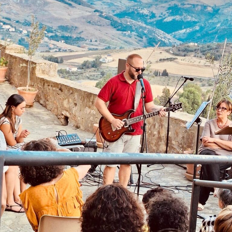 Alex Vecchietti e Alenis Incantano Sperlinga con un Live Multimediale tra Musica e Letteratura Siciliana