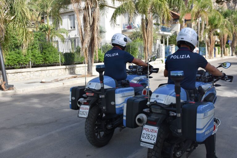 Non si ferma all’ “alt polizia”  e fugge su una moto rubata: arrestato un giovane dopo un rocambolesco inseguimento
