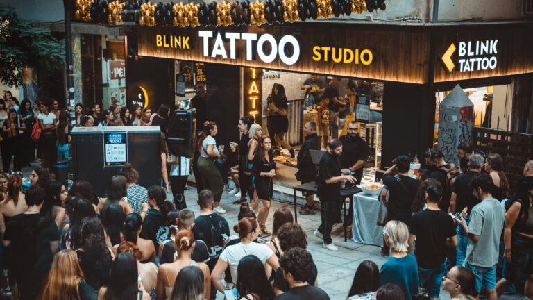Artista cieco da un occhio trasforma BLINK Tattoo Studio in una meta europea del “Tattourism”