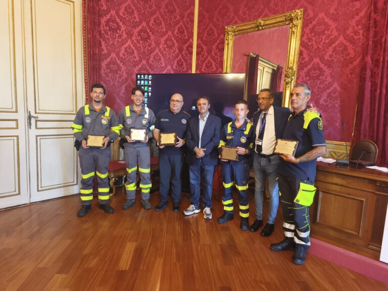 Hanno lottato contro il fuoco sul Vesuvio, premiati sei volontari della Protezione civile regionale.