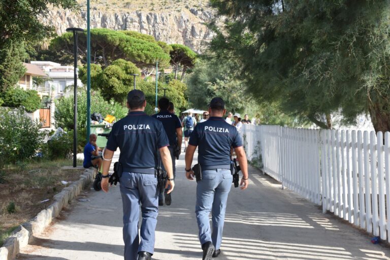 Ladro acrobata tenta furto in appartamento ma trova la Polizia ai piedi del balcone. arrestato