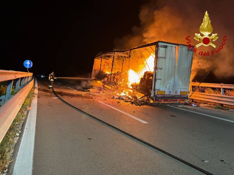 Camion in fiamme sulla A19