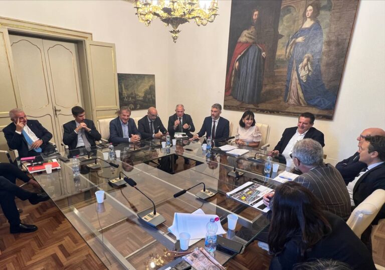 Ferrovie, incontri a Palazzo d’Orléans sui progetti delle nuove stazioni di Cefalù e Taormina