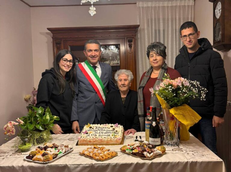 Geraci Siculo festeggia i 104 anni di Rosaria Macaluso