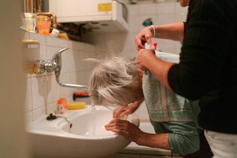 Foto di Jsme MILA : https://www.pexels.com/it-it/foto/seniorka-e-i-miei-figli-29372532/
