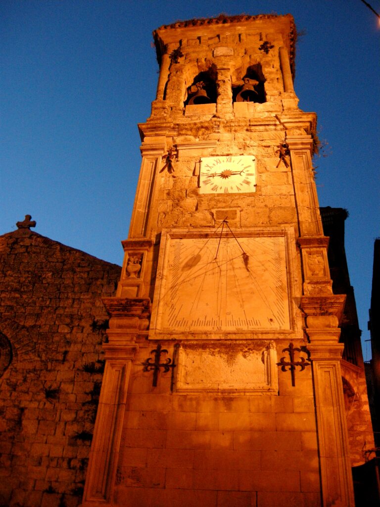 Petralia Sottana,cosa c’è, anzi c’era scritto, sotto la  Meridiana di Piazza Misericordia