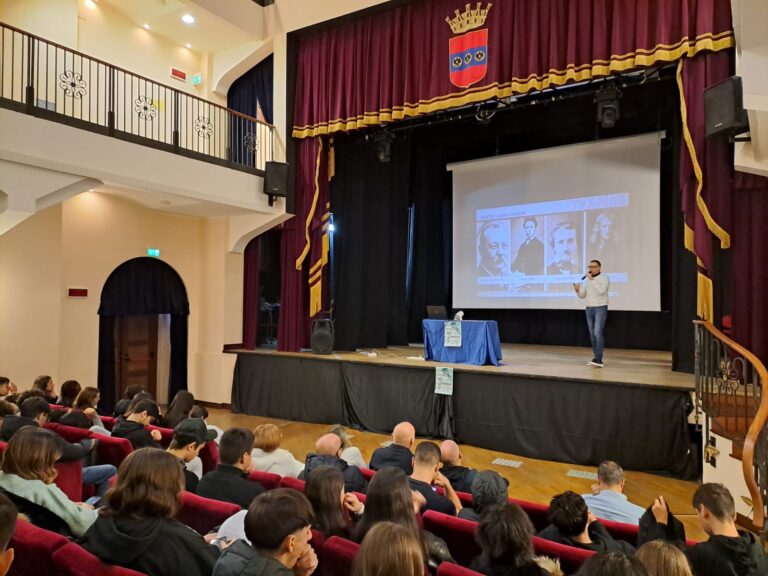 ROBERTO FRANCO, SCRITTORE E DIVULGATORE SCIENTIFICO AL CAGLIARI FESTIVAL SCIENZA, CON LE INDAGINI GEOLOGICHE DI SHERLOCK HOLMES