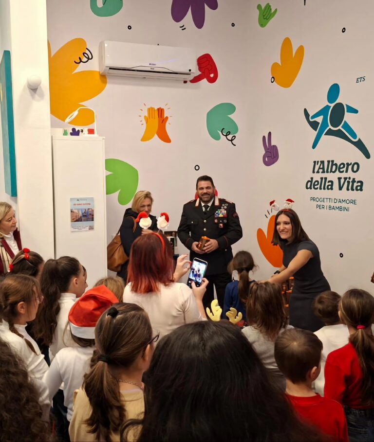 I Carabinieri consegnano pandorini ai bambini dello Zen