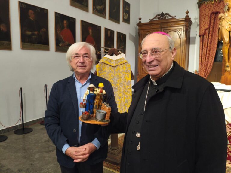 Confartigianato. Statuetta per il presepe al Vescovo di Cefalù