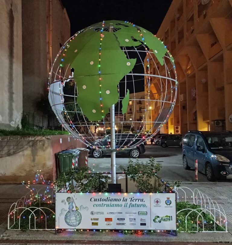 Masci Cefalù. Illuminato a festa il “Globo” terrestre