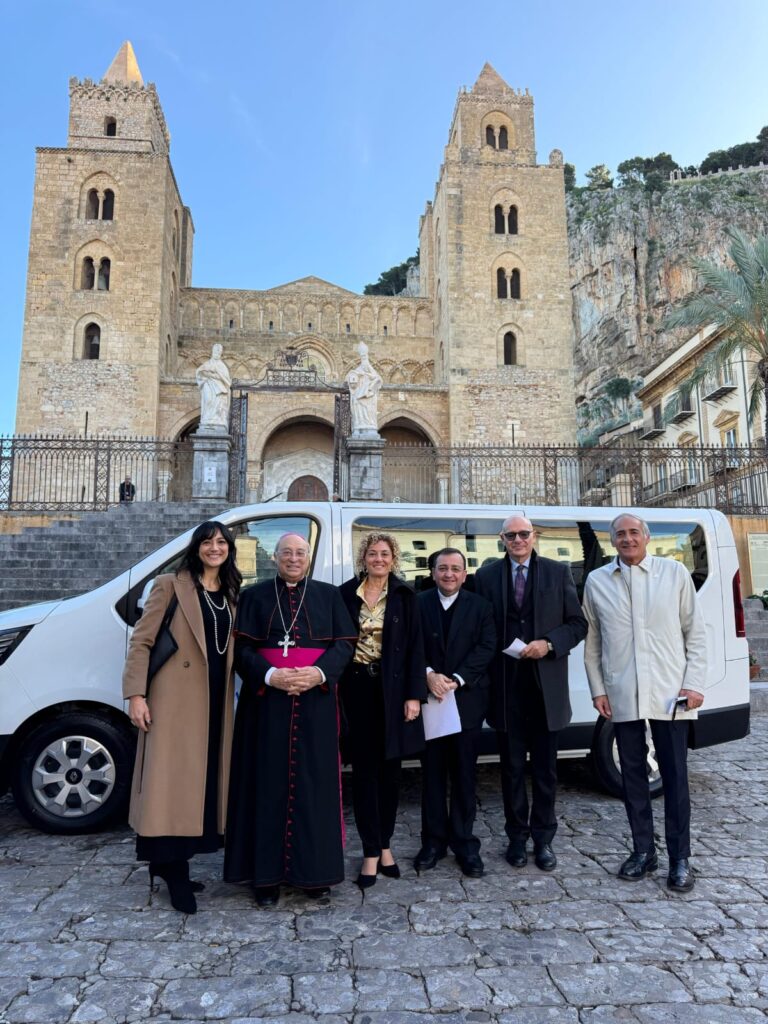 Un pulmino per la Fondazione Regina Elena con il contributo di Unicredit