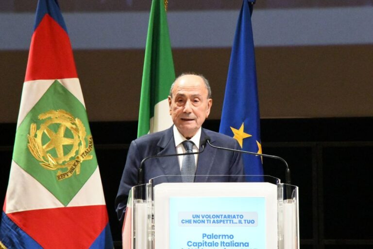 Giunta Regionale, ok a riorganizzazione dipartimenti, taglio dirigenti 