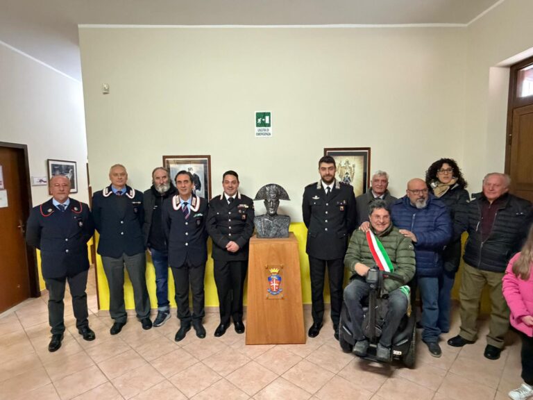 VALLEDOLMO ,CERIMONIA DI CONSEGNA DI UN BUSTO IN FERRO REALIZZATO DALL’ARTISTA LOCALE ENZO SCIAVOLINO