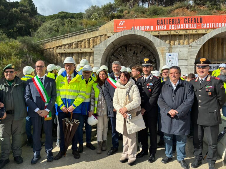 Galleria ferroviaria di Cefalù: “bucata” la prima canna