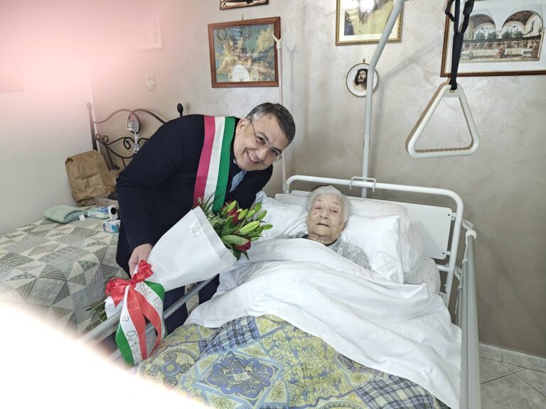 Caccamo,il sindaco festeggia i 104 anni della signora Carmela Sanfratello