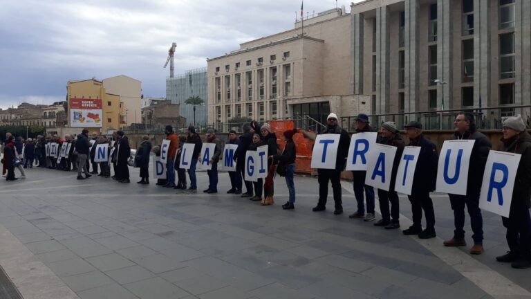 Presidio della società civile per il No al referendum costituzionale con flash mob davanti al Tribunale 