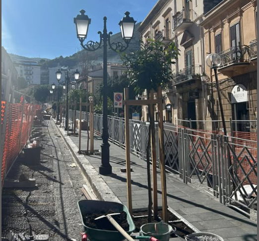 Cefalù, pavimentazione marciapiede di via Umberto I