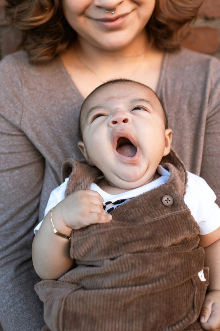 Foto di RDNE Stock project: https://www.pexels.com/it-it/foto/bambino-in-canotta-bianca-e-canotta-marrone-6182532/