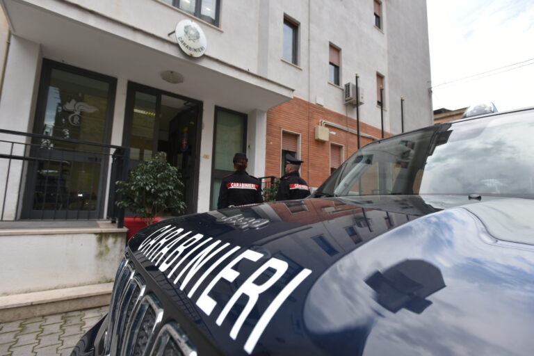 Carabinieri. 50 minuti al telefono per salvare una vita