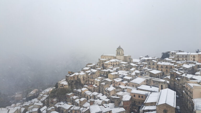 Colpo di coda dell’inverno, neve sulle Madonie