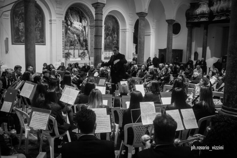 Polis Kephaloidion: emozione e raccoglimento al concerto “Le marce della Passione”