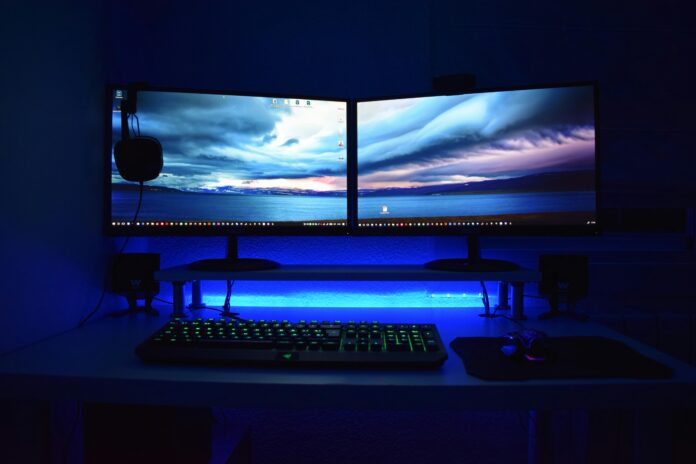 Foto di XXSS IS BACK: https://www.pexels.com/it-it/foto/due-monitor-a-schermo-piatto-di-computer-accesi-777001/