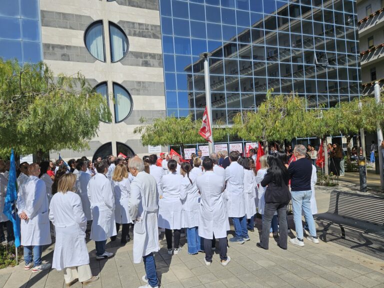 Ospedale Giglio, sit-in dei medici: adesione sciopero al 90 per cento. “Dalla direzione nessun segnale, la protesta andrà avanti”