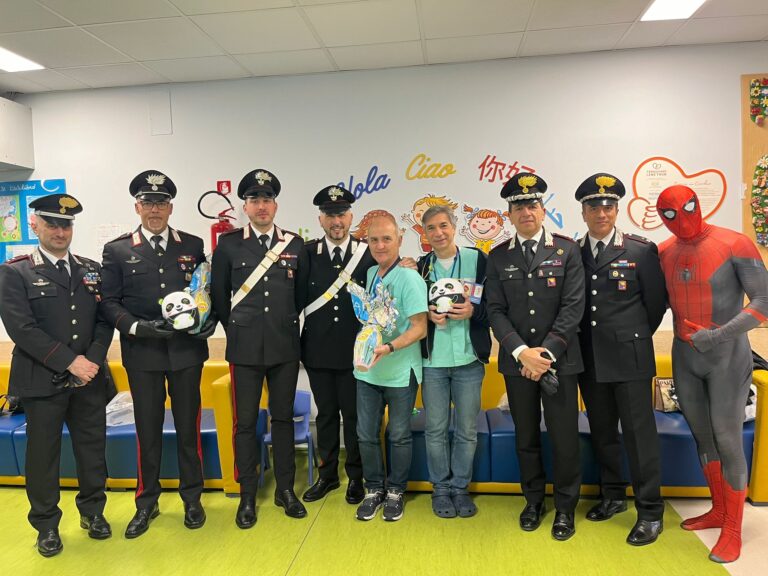 I Carabinieri  portano un sorriso ai piccoli pazienti dell’oncoematologia pediatrica