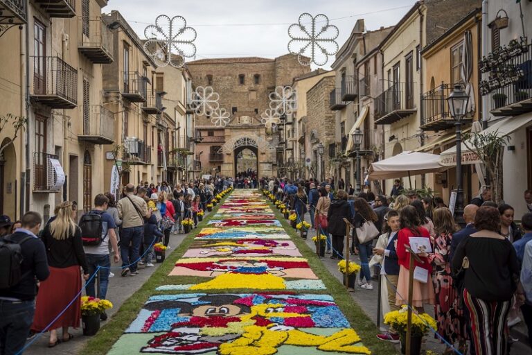 Castelbuono,Gran Premio del Mediterraneo per Sbandieratori Musici e cortei storici di tutta la Sicilia