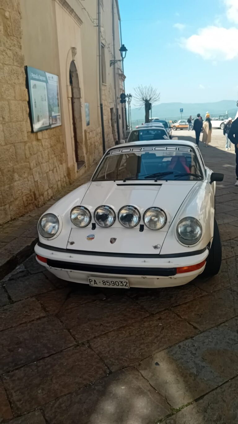 A Gangi il raduno delle mitiche Porsche