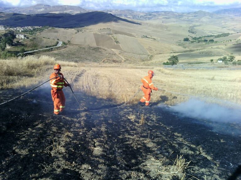 Antincendio, campagna al via dal 15 maggio. Savarino e Di Trapani: «Operai forestali impegnati per più giornate, cittadini siano sentinelle del territorio»