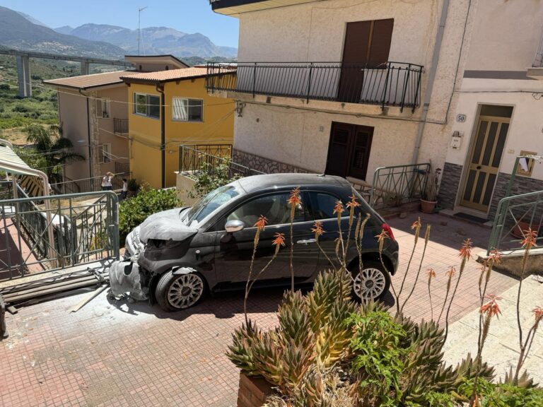 Campofelice,si schianta in pieno centro dopo aver rubato l’auto a Cefalu’