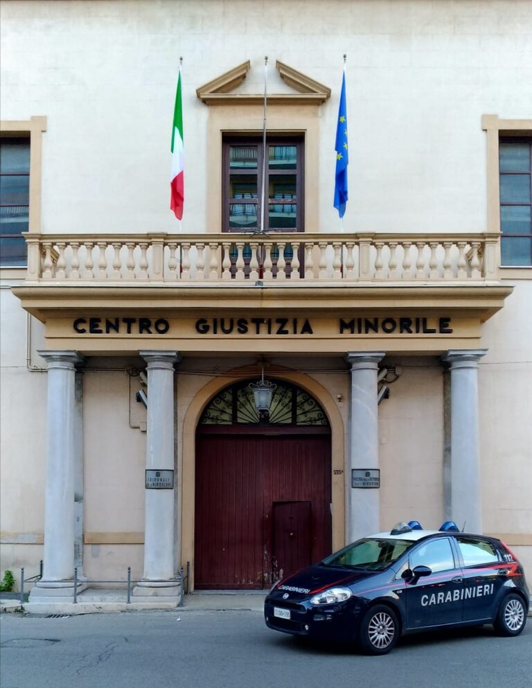 Tenta di entrare al Tribunale dei minorenni con la droga nella borsa