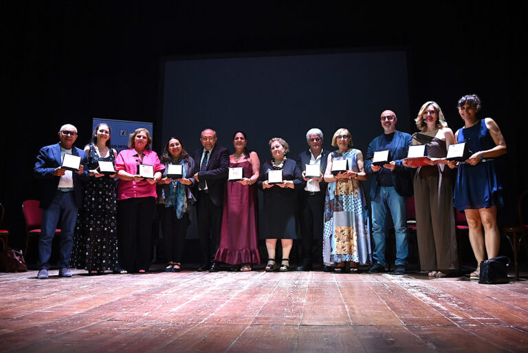 CEFALÙ CELEBRA LA POESIA: GRANDE SUCCESSO PER L’XI CONCORSO INTERNAZIONALE “LA PERLA DEL TIRRENO”