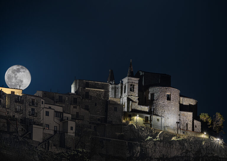 Petralia Soprana accoglie l’estate: un weekend tra la magia della “Notte Romantica” e il fascino del Mercatino Vintage