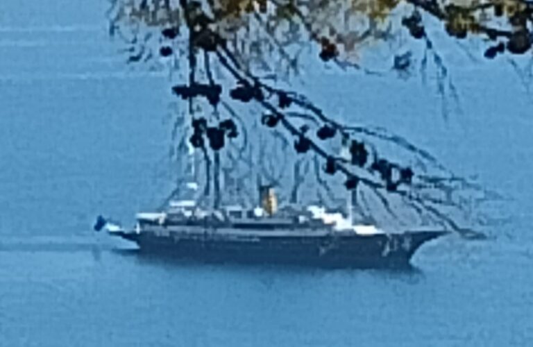 Lo yacht “nero” di Dua Lipa a Cefalù
