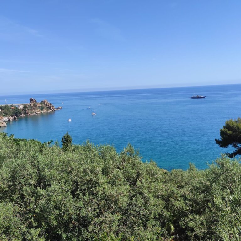 Lo yacht “nero” di Dua Lipa a Cefalù