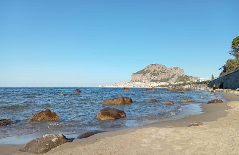 Pulizia delle spiagge, dalla Regione quasi un milione di euro ai Comuni costieri: finanziate 52 domande
