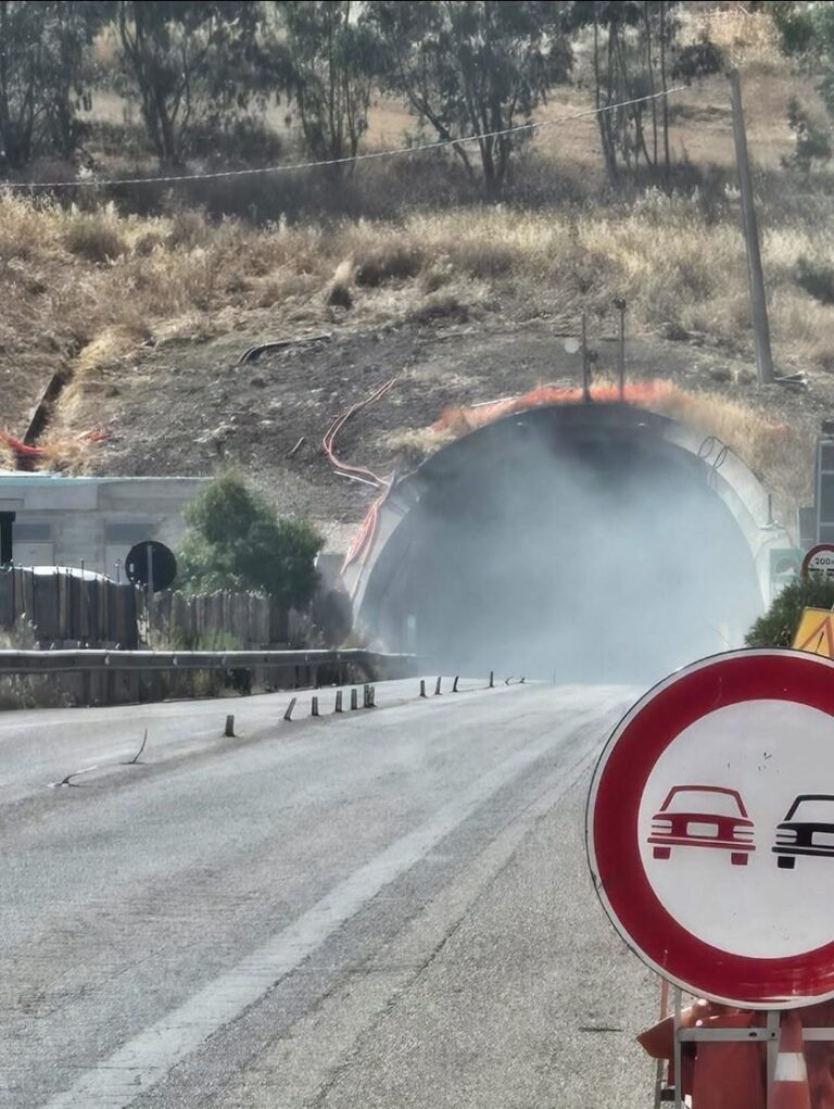 Galleria di Tremonzelli, auto in fiamme e traffico bloccato