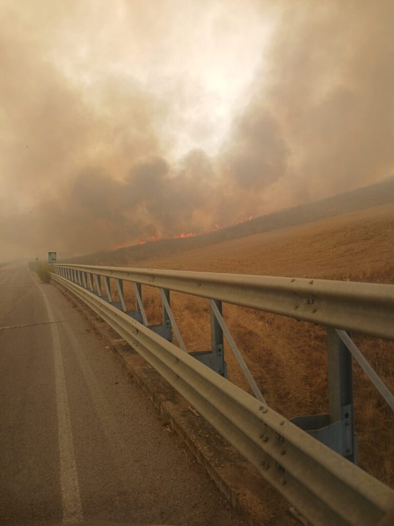 Chiuso(per incendio) il tratto di autostrada tra Tremonzelli e Irosa(foto e video)