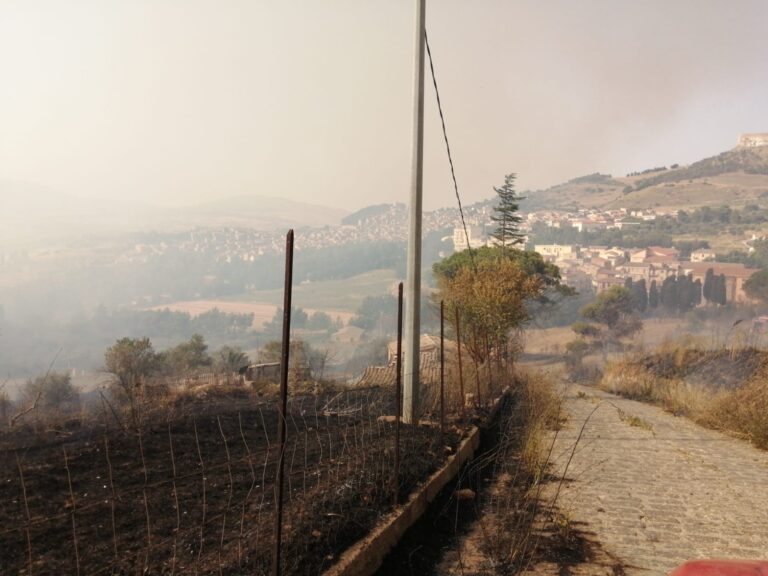 Fiamme ancora alle porte di Alimena: apprensione per un bombolone di gas