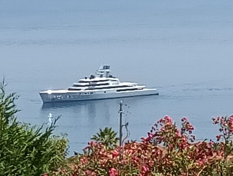 Cefalù. Mega yacht da 450 milioni di dollari al largo della Kalura