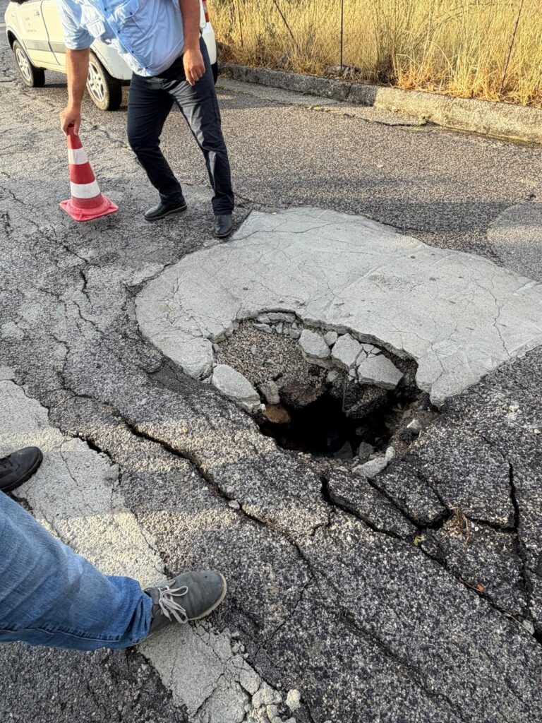 Maltempo,una voragine si è aperta sulla strada per Nociazzi