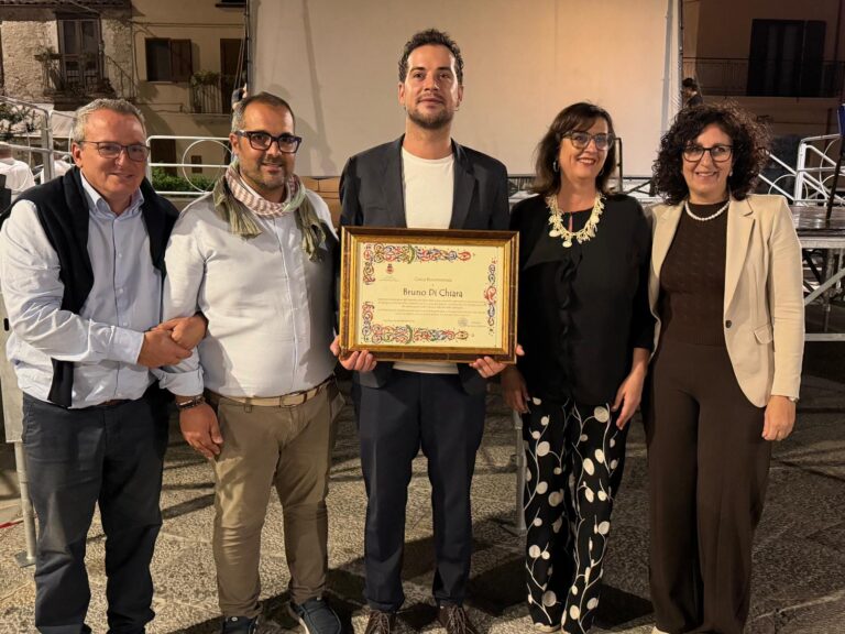 IL COMUNE DI CASTELLANA SICULA CONSEGNA LA BENEMERENZA CIVICA ALL’ATTORE BRUNO DI CHIARA