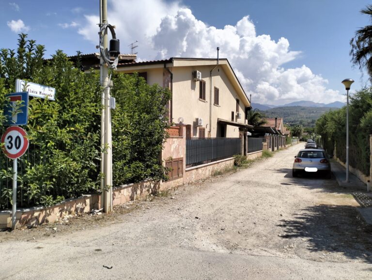 Campofelice di Roccella, protesta degli abitanti di  via Elvira Moncada