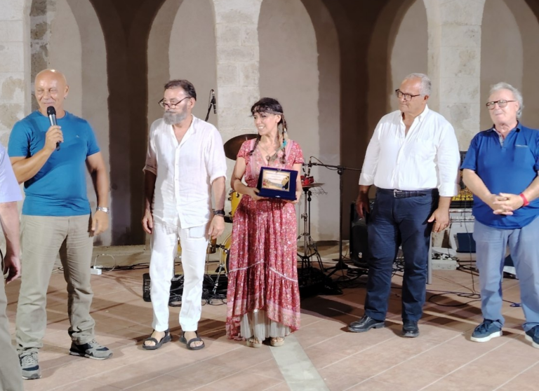 Musica e poesia nel segno di Rosa Balistreri: a Licata trionfa la cantautrice Sciara