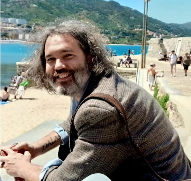 Ciao Connor. “Il mare mi fa compagnia”, dicevi arrossendo