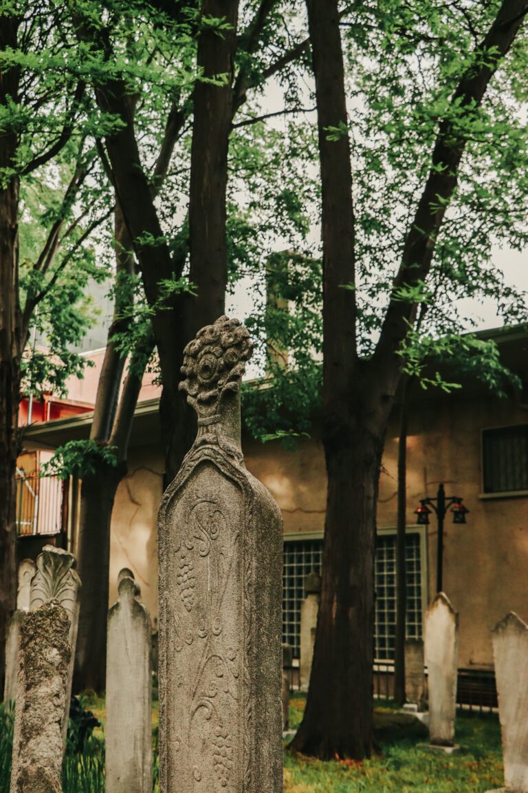 Operaio seppellitore muore al cimitero di Palermo